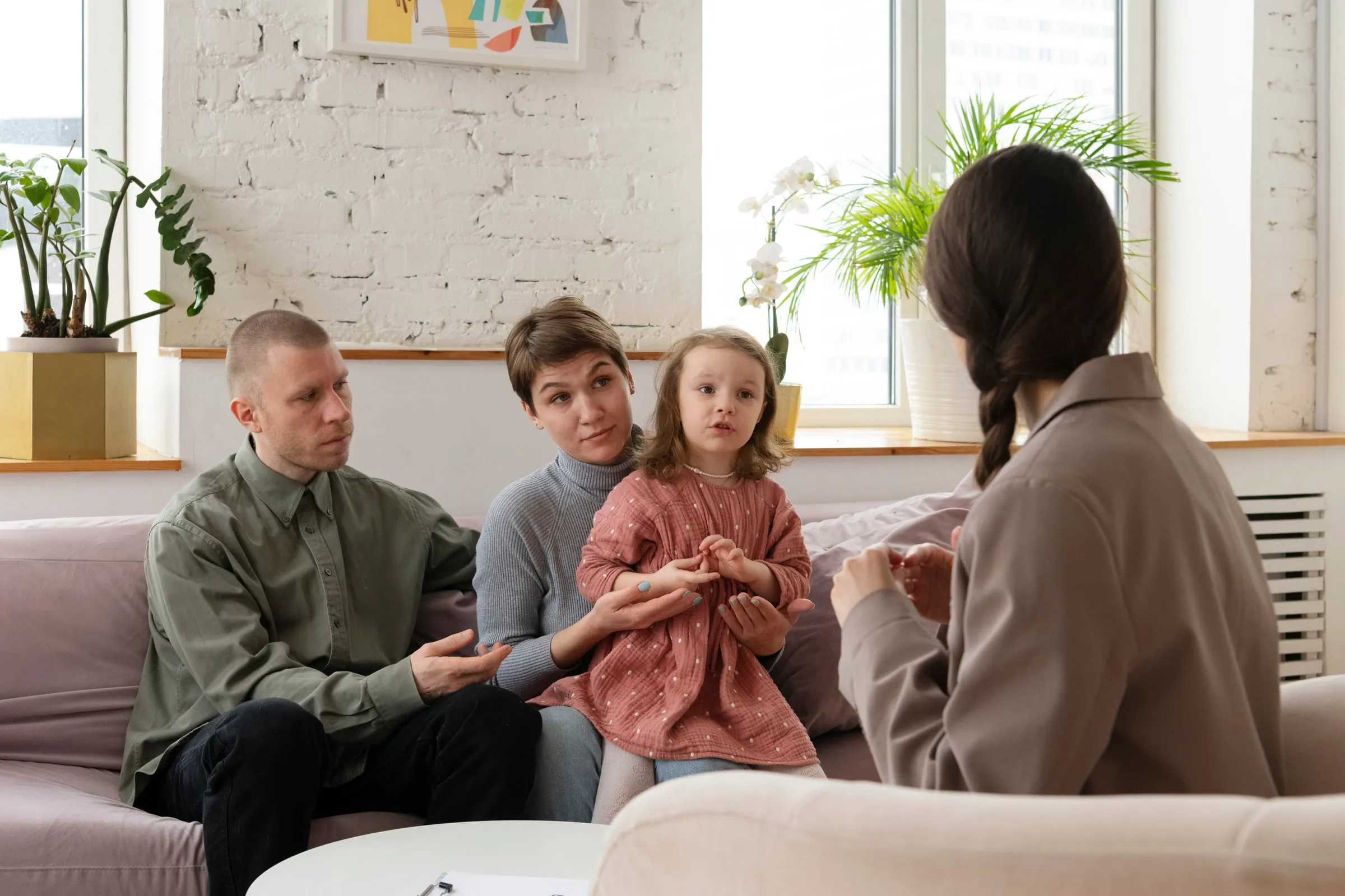 Família conversando com a psicóloga